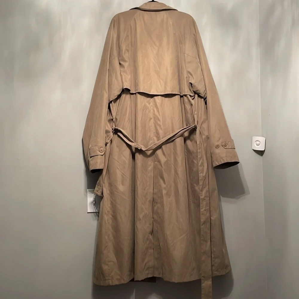 LONDON FOG RAIN COAT WITH LINER SIZE 42 long. Camel